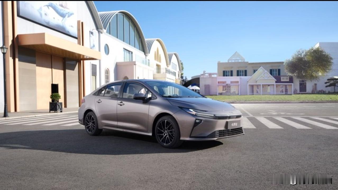 不得不说，丰田把中国汽车消费市场研究地透透的！1.要排面——丰田凯美瑞2.