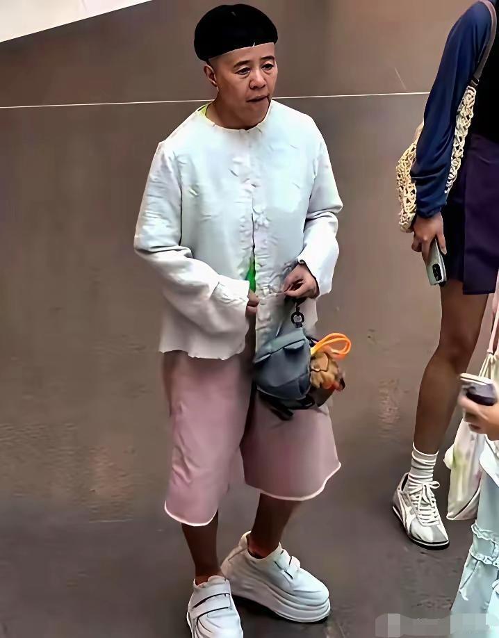 最倔强的中国中年大妈金龟子了！从不向岁月低头，将一颗童心从内到外的永驻。顶着几十