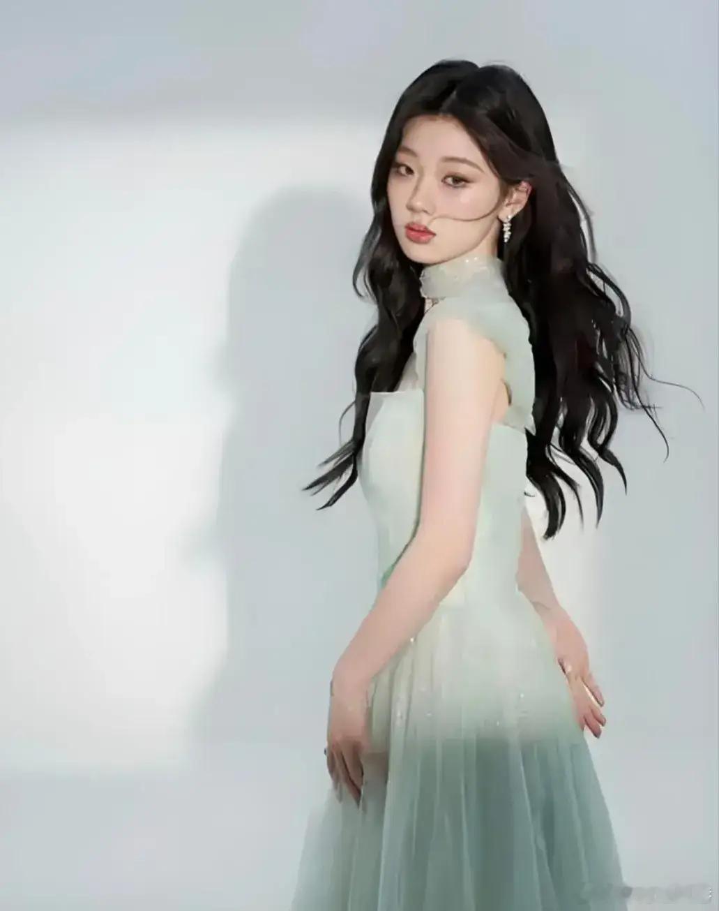 王者荣耀给单依纯打钱单依纯强的不是音色，而是机能和技术，她的发声通道太通透了，极