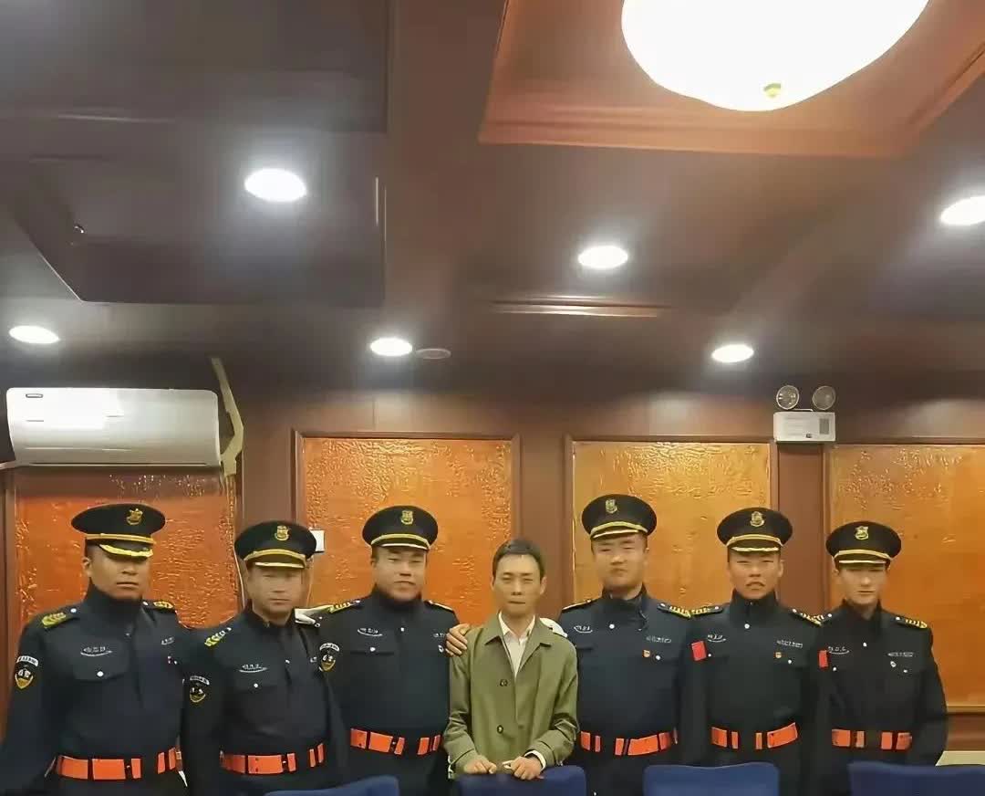 没有十足的把握千万不要和军人合影，因为我们普通人的气质根本压不住！你看张译这样子