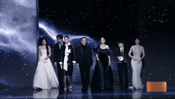 一群人走着走着就偏了，结果老谋子看不下去了