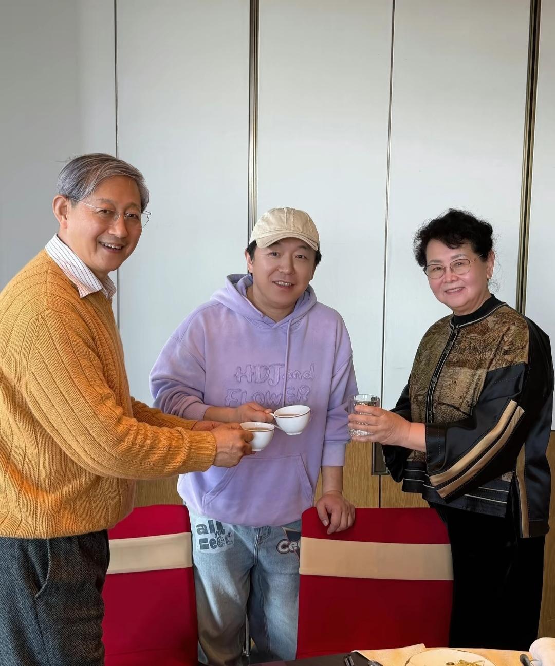 明星回家也得守规矩，51岁的黄渤大年初二，带老婆回青岛娘家过年。饭桌上摆了不