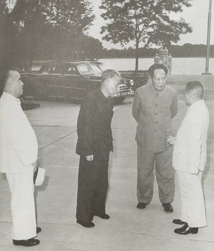 1959年2月13日，毛主席、刘少奇、朱老总和邓小平在中南海丰泽园。毛主席和刘少