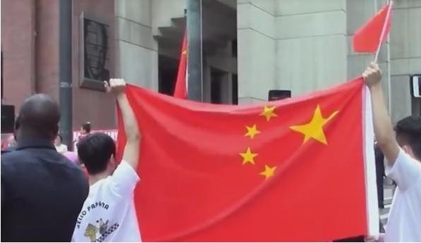 1947年，在雅加达街边摆摊的梅州夫妻，收养了一个印尼弃婴，谁料这个男孩越长越凶