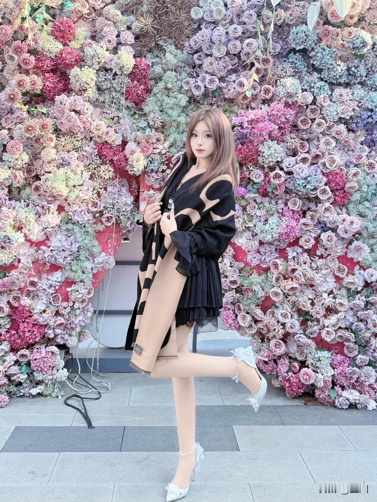 甜美小仙女的穿搭围巾和黑色丝质黑裙，围巾或许就是那点睛之笔。它可以是温暖的针织围