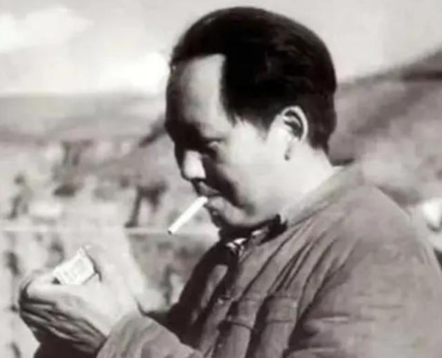 一位秘书给毛主席递了支烟，却引起了主席的警觉，随即将他从身边调离，这是怎么回事？