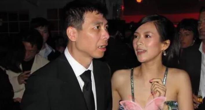 2009年，章子怡2次苦求冯小刚，希望出演《唐山大地震》，冯小刚丝毫不念交情，冷