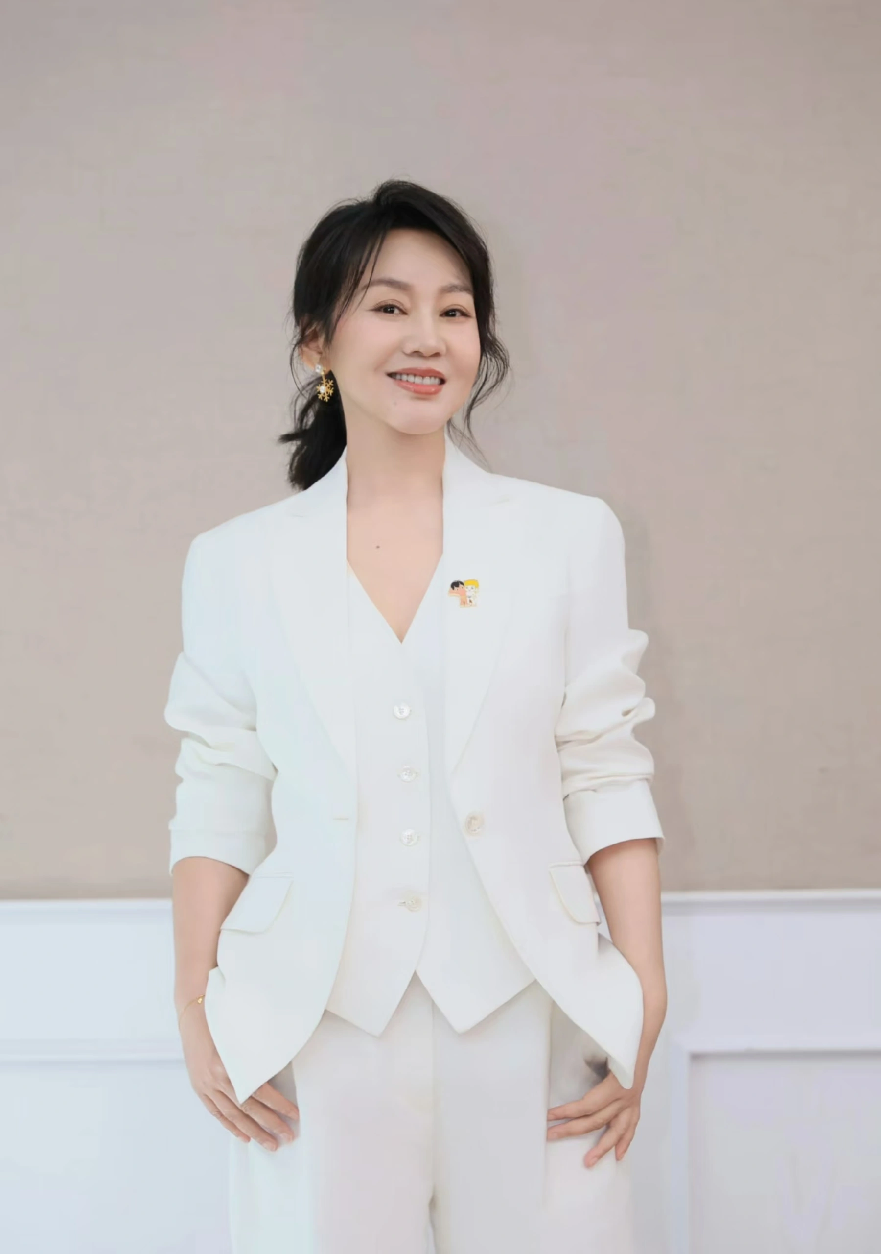 被闫妮的白西装狠狠拿捏！越长大越懂这份松弛大气的中式温柔