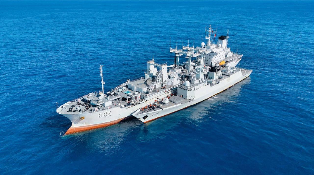 海军的855青海湖综合补给舰，在给054A护卫舰和056轻型护卫舰进行靠舷补给。