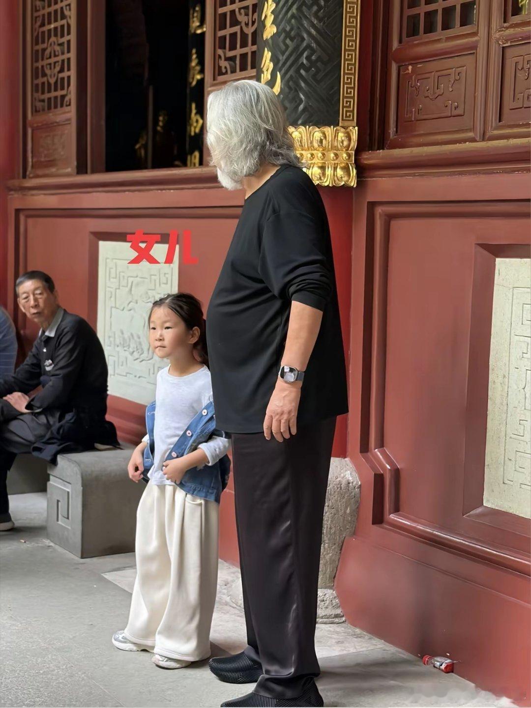 75岁张纪中和老婆杜星霖带四个孩子现身浙江大佛寺祈福，他穿着一身黑衣，满头白发，