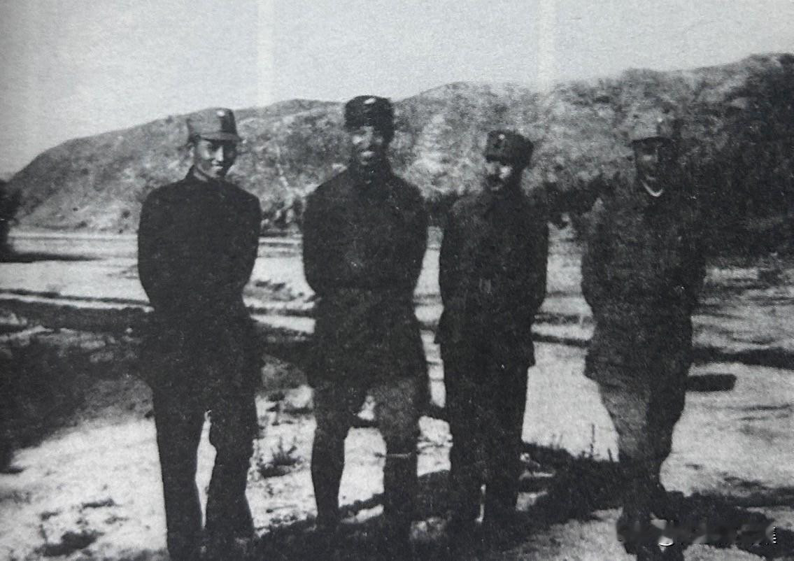 1938年11月，中共中央北方局领导合影。左起：程子华、彭真、关向应、聂荣臻。彭