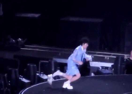 笑不活了，周深这鞋是借他爸的吗？舞台上那个“深深”，脚上穿着一双明显大好几号