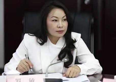 两个女人，一个从部队转业到财政厅，与年长自己十岁的主管领导长期保持不正当性关系，