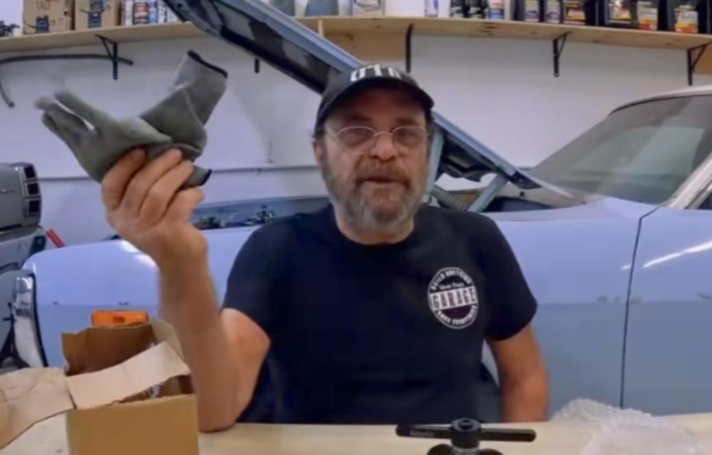 美国一个维修工，被中国商家的赠品整破防了！在中国网购的汽车维修工具刚开箱，箱底竟