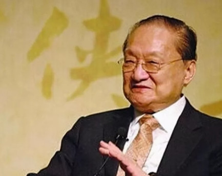 1963年，金庸去欧洲出差，请倪匡代笔日更小说《天龙八部》，回来发现自己最喜欢的