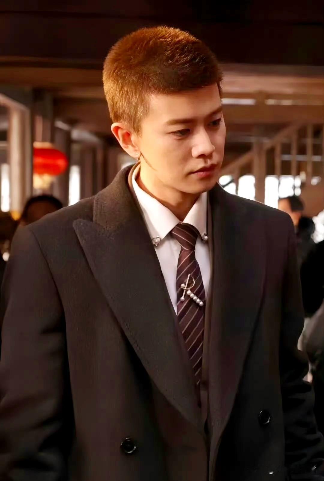 哇！任嘉伦鲨疯了！这工作造型直接焊在我心巴上得了❗❗❗