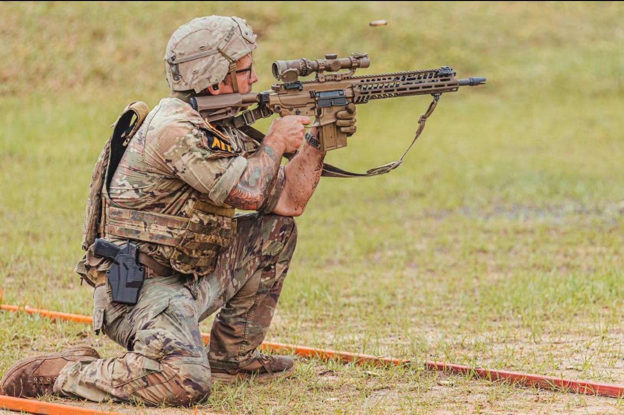 这是老美陆军最新装备的XM7式自动步枪，发射的是中口径弹药，也就是6.8X51m