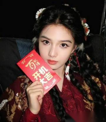 好可惜！艾米的婴儿肥没有了！还记得18岁生日时，郭敬明那句：记得减肥哦！这是