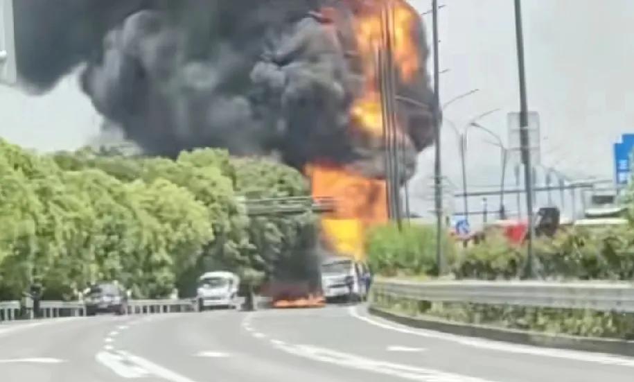 5月11日，浙江杭州富阳区320国道发生一起交通事故，一辆油罐车与卡车相撞后起火