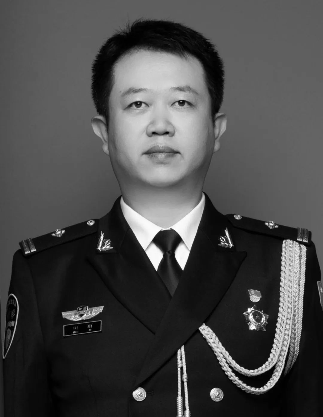 #年仅45岁警长田雨不幸殉职#【#一级警长田雨因公殉职#】据“兰州监狱”微信公众