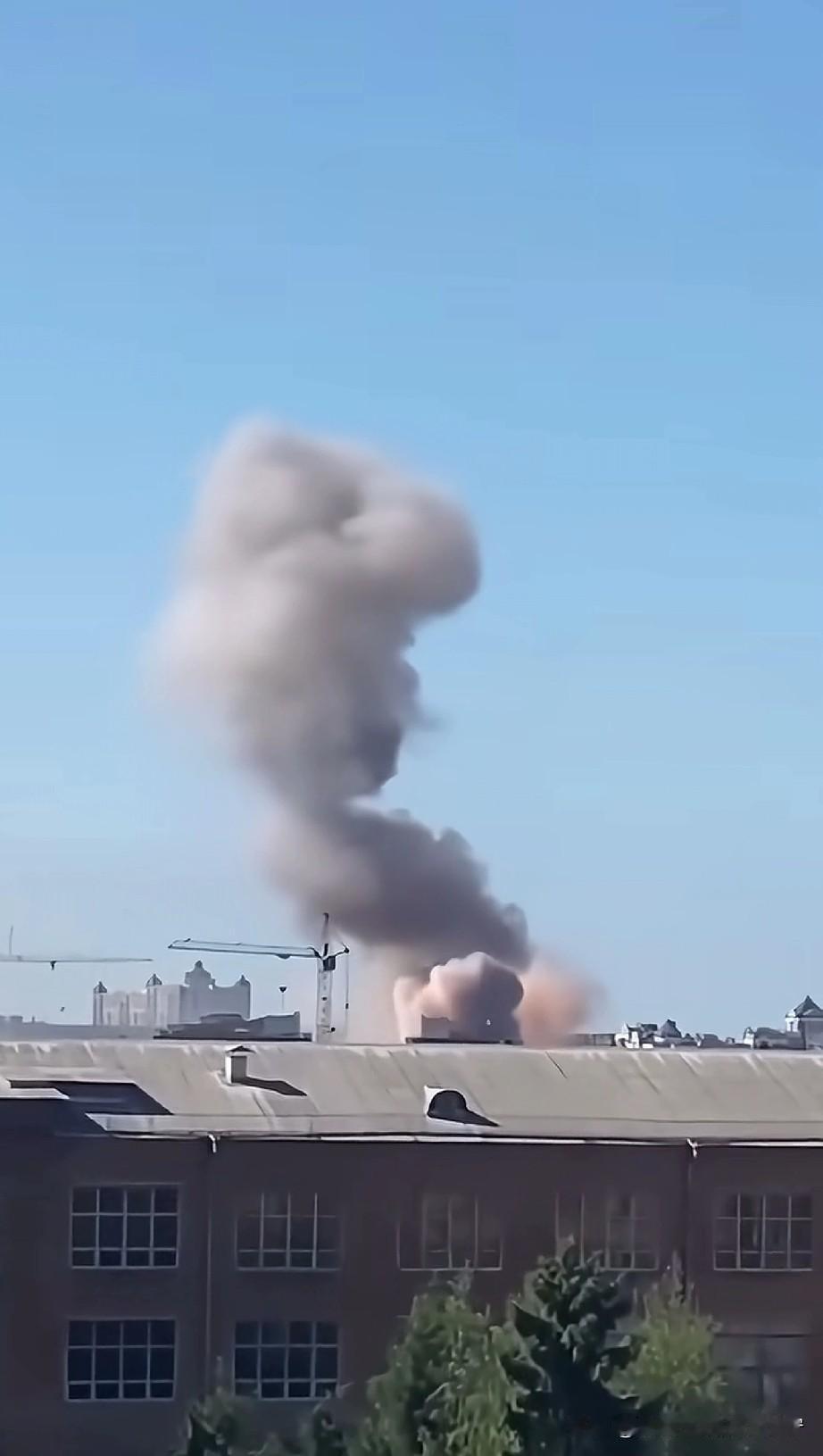 昨天，莫斯科遭遇最大规模的无人机袭击。从爆炸的位置上来看，都是人员密集