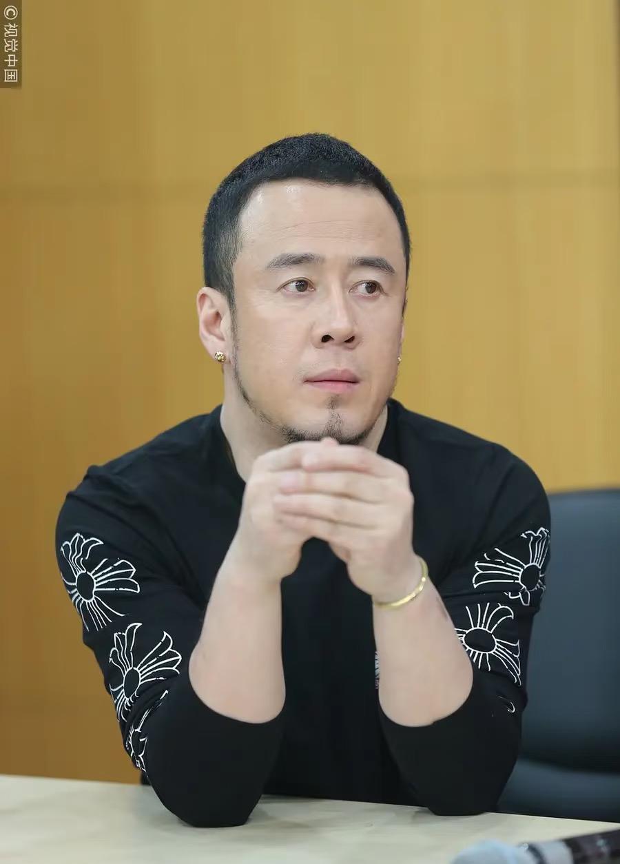 不得不说，杨坤的晚年未婚，真不是一句缘分未到能带过的。现在住北京独栋别墅，装修