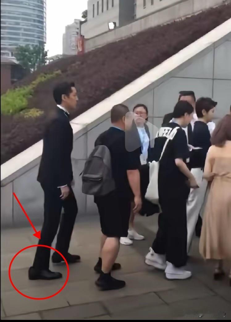 不是吧，胡歌这咖位竟然还借不到合脚的皮鞋啊，这皮鞋看着也太大了吧，完全不跟脚。