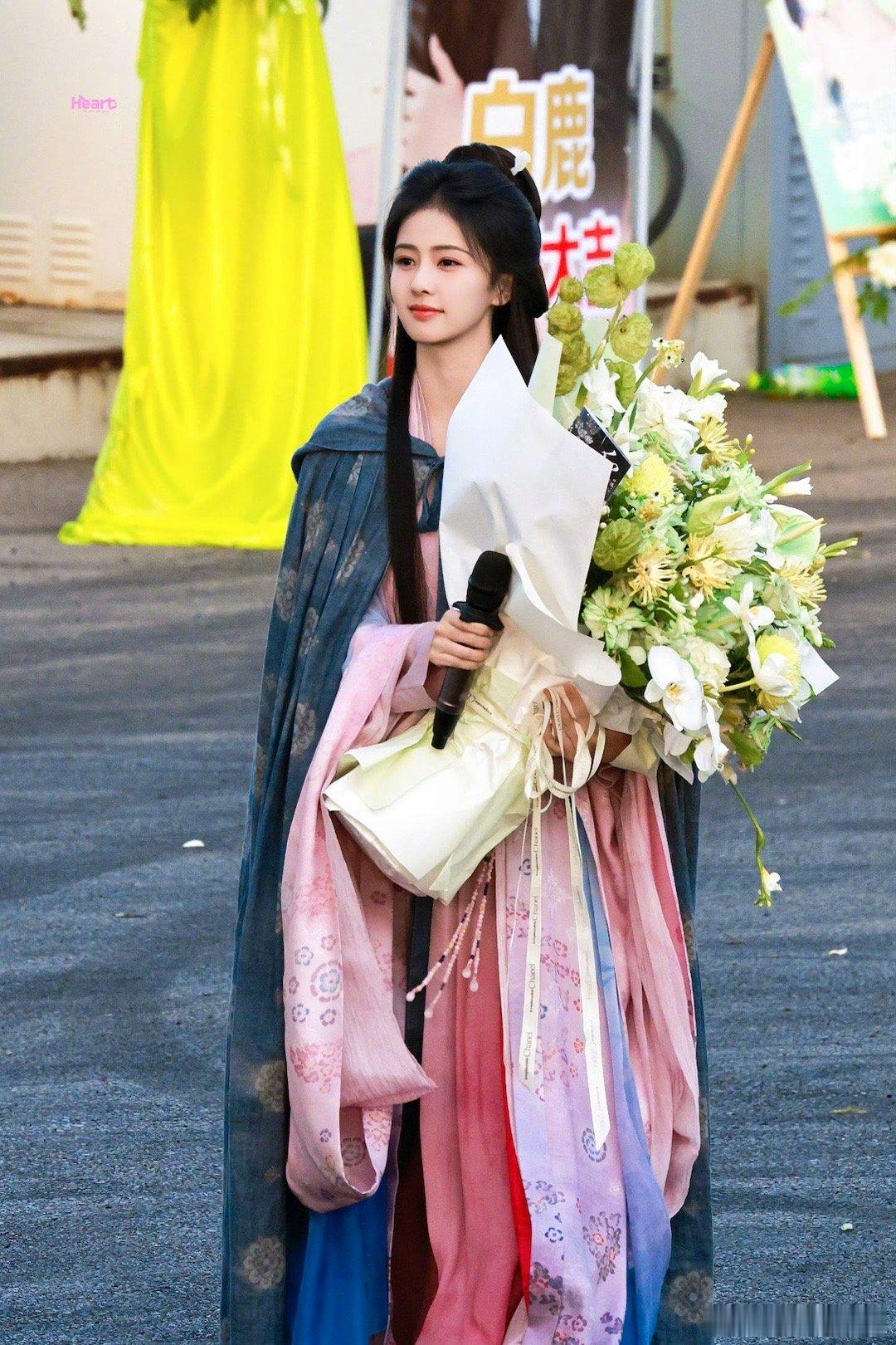 白鹿姐姐又一部作品杀青啦，期待早日见面，白鹿姐姐笑的好开心🥳！｜白鹿​​​