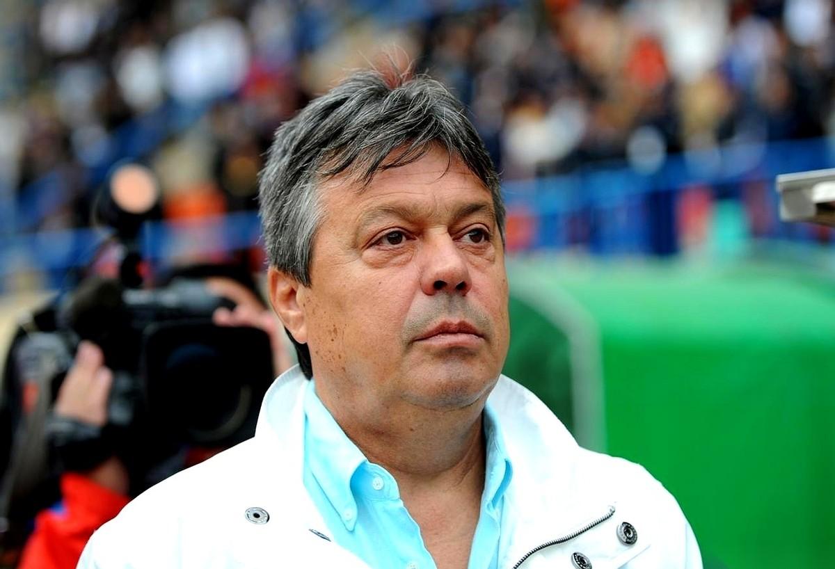 那个叫科萨的老头儿，走了。就是那个一次又一次拍着胸脯说，“让我来带国足！”的老