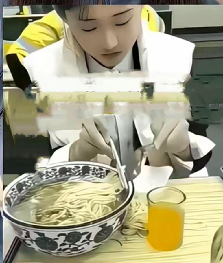 相亲吃面，姑娘把面条切成小段堆桌上，小伙心里别扭想结束，弄清原因后他愧疚了小
