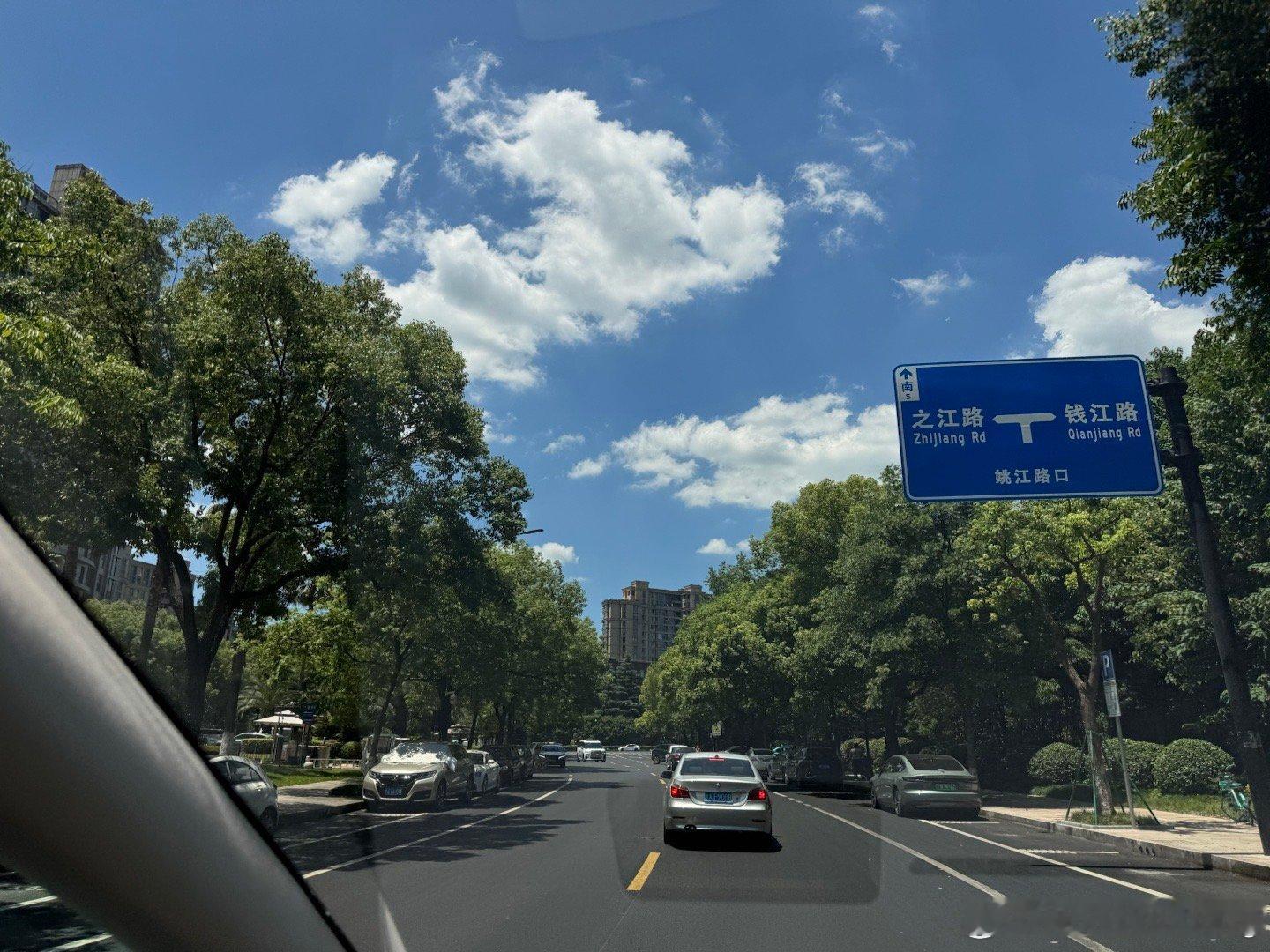 杭州太热了。前天受不了了就买了机票除了机票其他行程酒店方向都没定有人跟我一样毫无