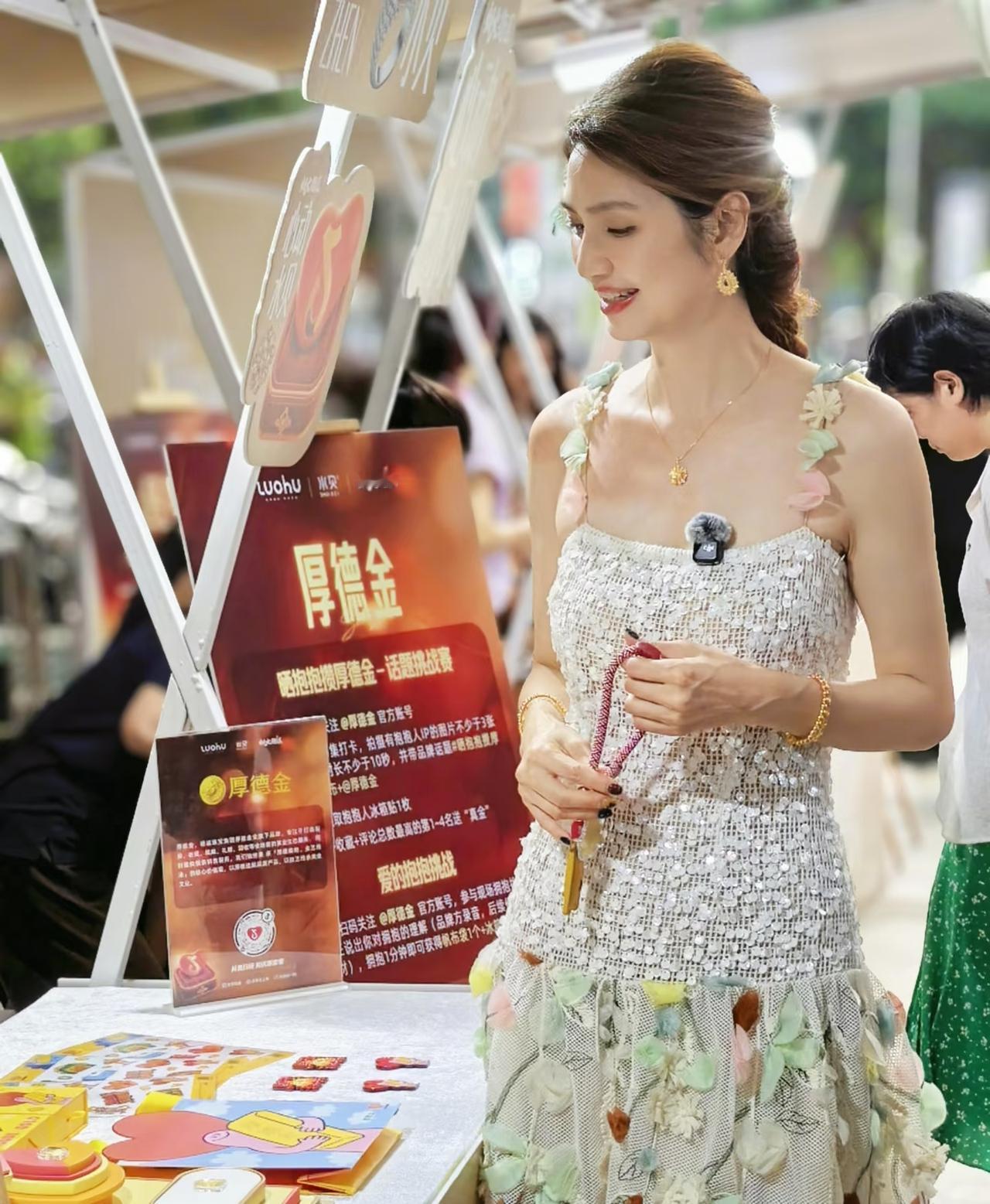 谁敢相信，55岁的洪欣居然长这样啊！扎着长长的辫子，穿着漂亮的嫩色裙子，不论是从