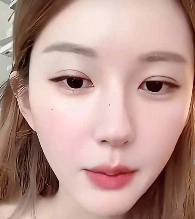 赵露思直播的时候粉丝在直播间要看她后槽牙一开始她不明觉厉，还以为粉丝要给她相面