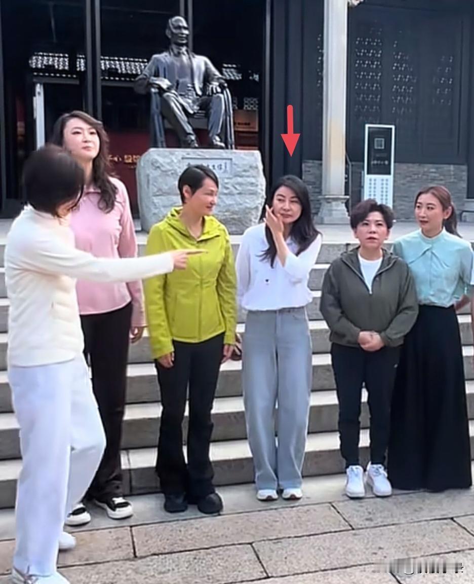 44岁郭晶晶和朋友去参观纪念馆，她的状态很一般，脸部素颜皮肤暗黄，看起来很憔悴，