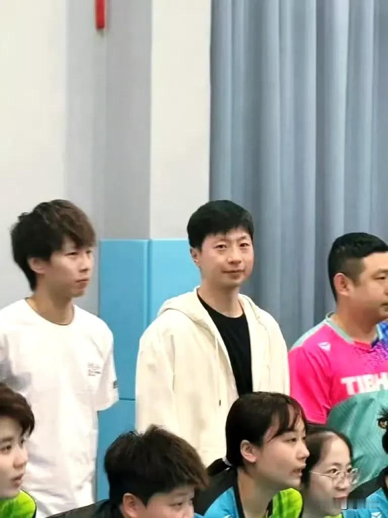 马龙这状态是真好！与林高远一起参加活动，二人相差七岁左右，但根本看不到年龄差！