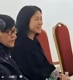 这下全国人民都知道了，杨振宁离世后第37天，49岁翁帆不仅带上母亲参加画展，还露