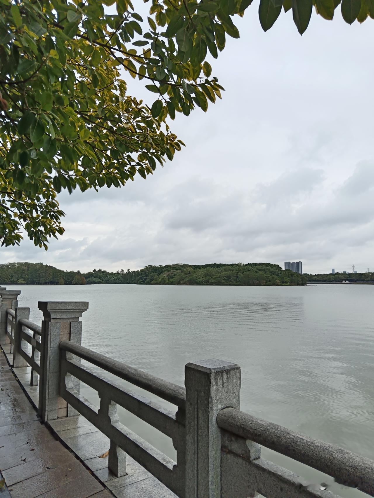 广州是一座山海俱佳的城市。若想登山，可前往花都、从化、增城或白云；若想观海，