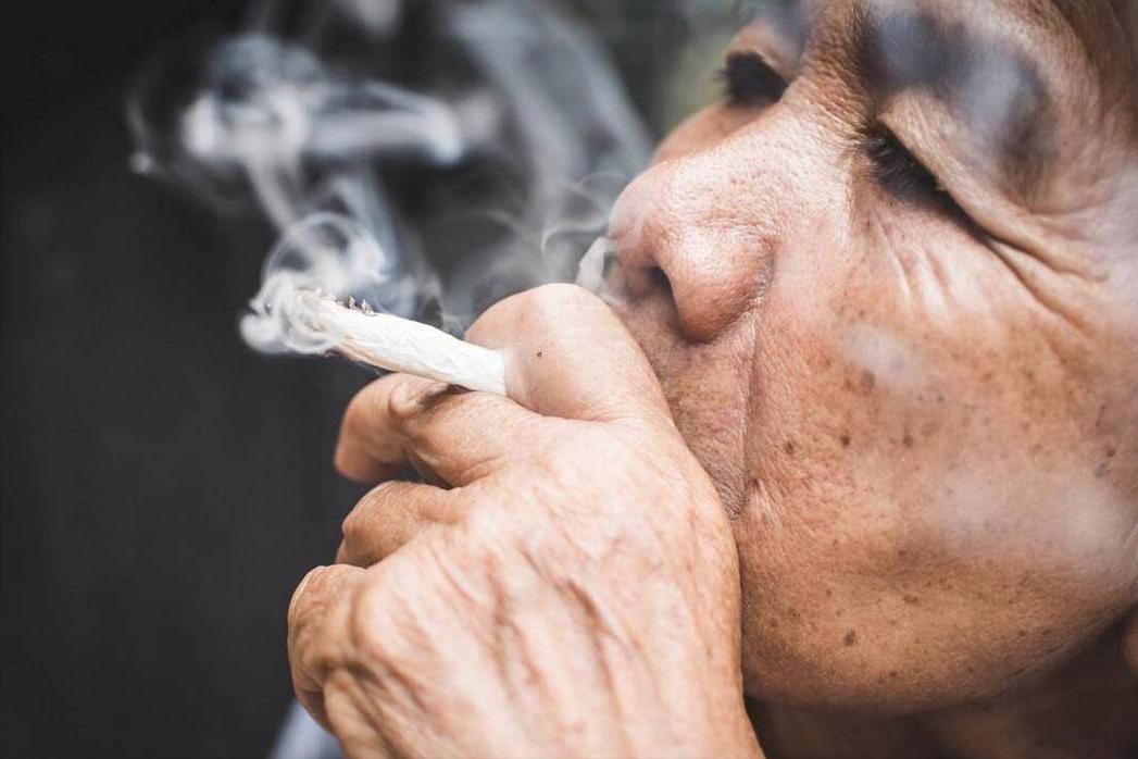 冠心病者要注意：寒潮来袭，若不想病情加重，饭后2不做，日常3坚持冬天一降温，