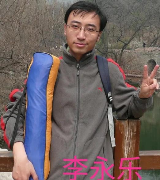 手握北大物理系本科、清华电子工程硕士的学历，搁很多人眼里，这就是妥妥的人生王炸，