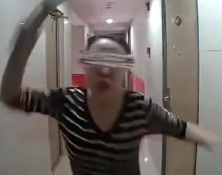 大连一女子原住户不在了她提着砍刀就想吓走原住户，这不原住户又回来了，她就想把原