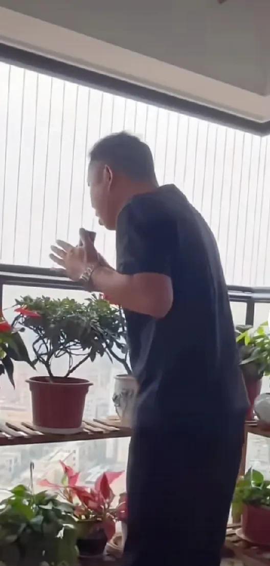 孙海洋是个能人，他最近就不出来冒泡。按说马上六一八了，又正好赶上高考。为了直播