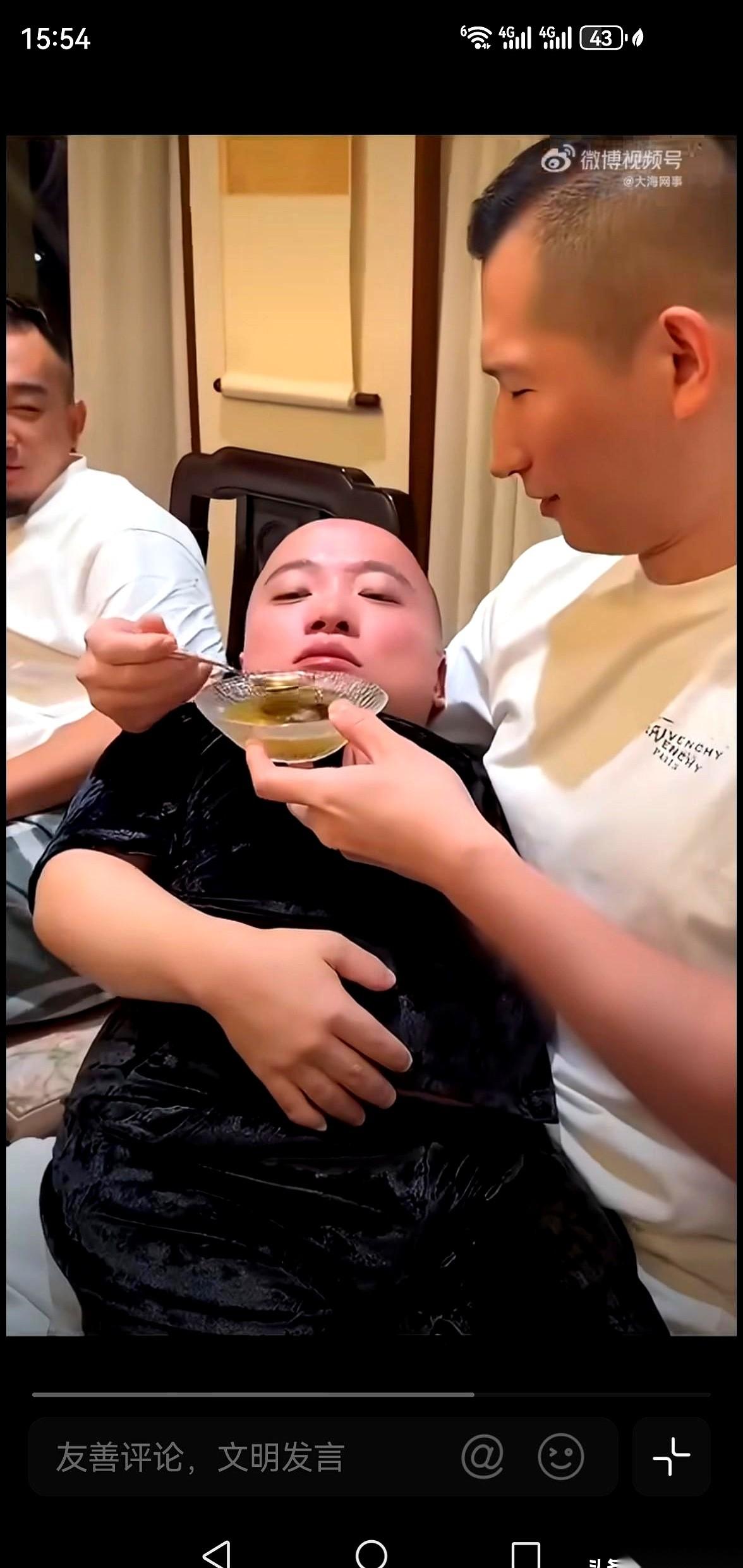 狗磊在云南跟达摩待在一起，亲自上手抢了金莲的活去给“吴大郎”喂药。这出当面恶心