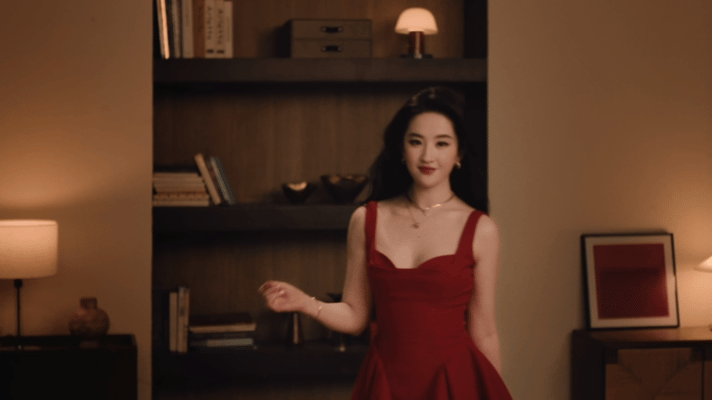 宝格丽刘亦菲金蛇辞岁，跃马迎春。刘亦菲身披红装，借这漫天绚烂的烟火，将最诚挚的