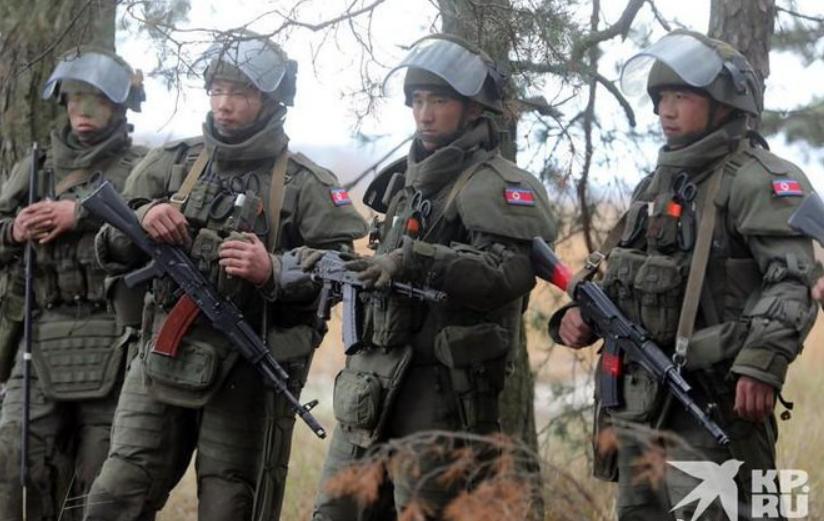 北朝派出的工兵，已经抵达乌东地区，身着俄制OVR-2-02排爆服，操作扫雷机器人