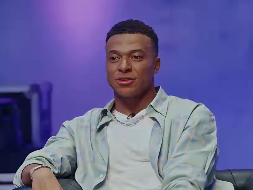 姆巴佩：“我的偶像？起初是齐达内，后来是克里斯蒂亚诺。”“我认为对于前锋而言，他