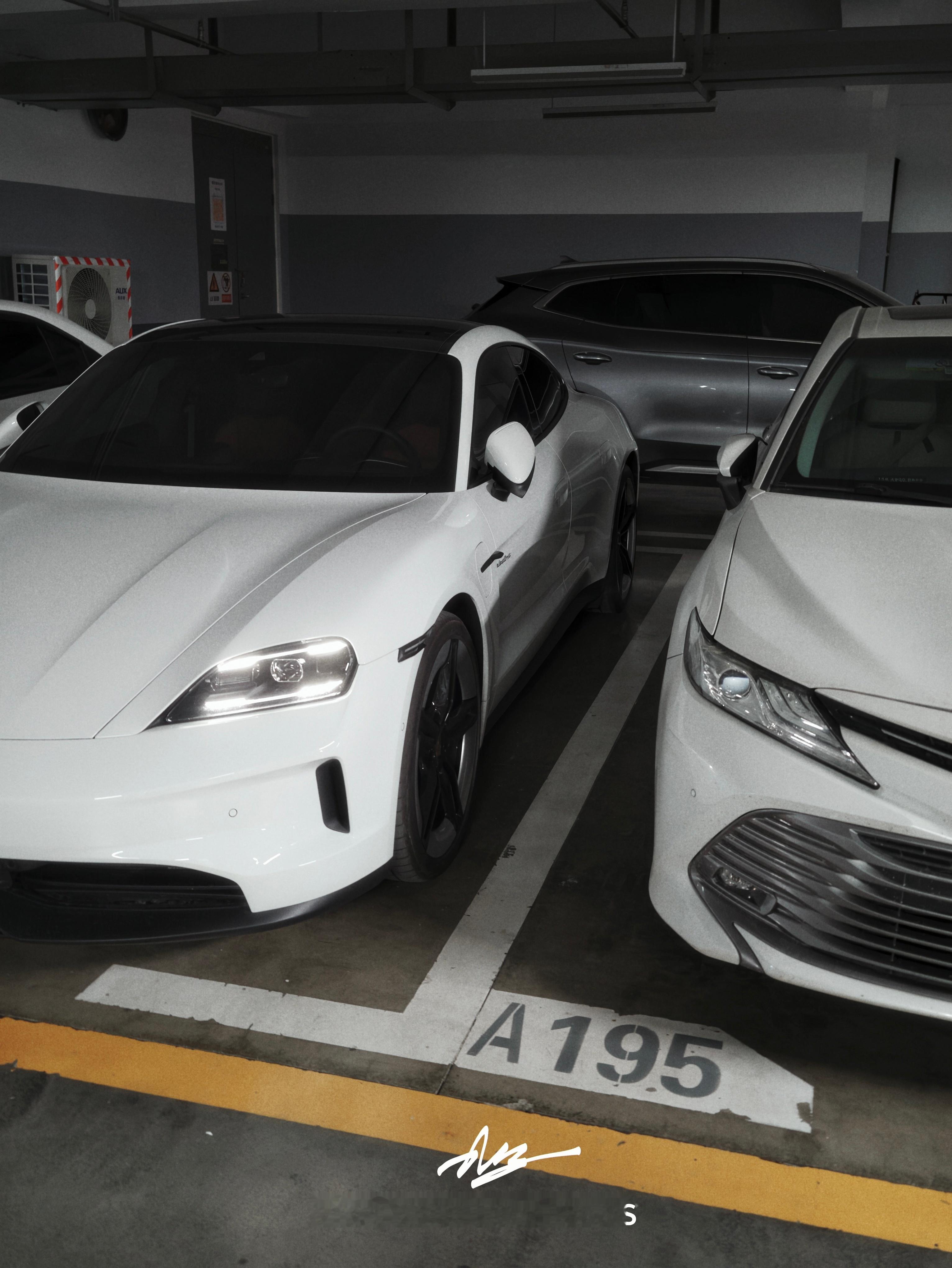 这玩意居然有自动泊车没想到停的还挺标准一把进去了