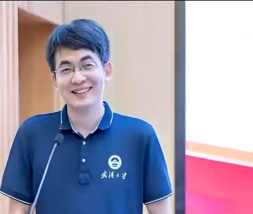 看着网上这单关于“安徽大学副校长付某被举报”的通报消息，最刺眼的根本不是什么学术