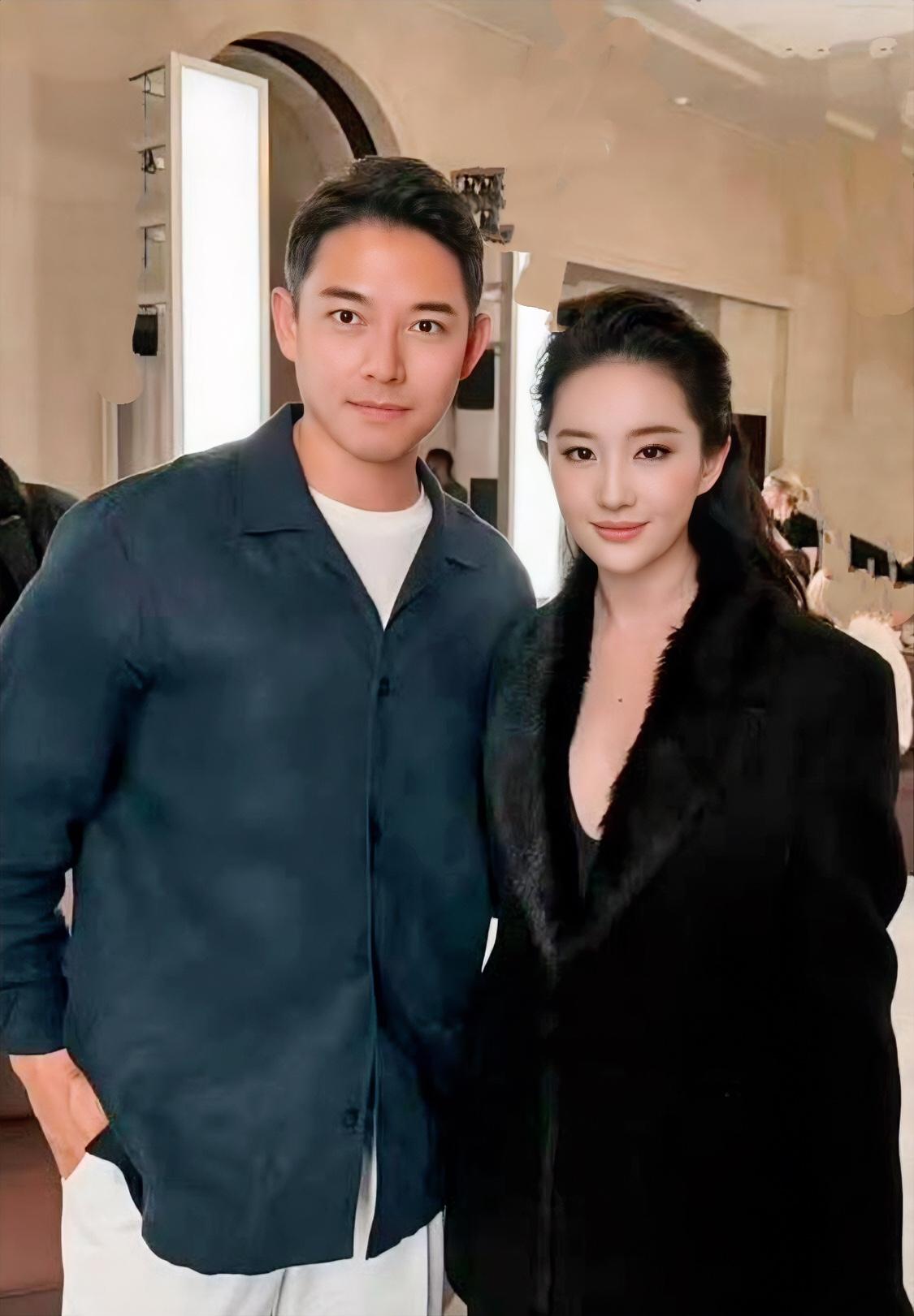 光是站在一起就格外般配，颜值气质双双在线，看着实在太舒服了