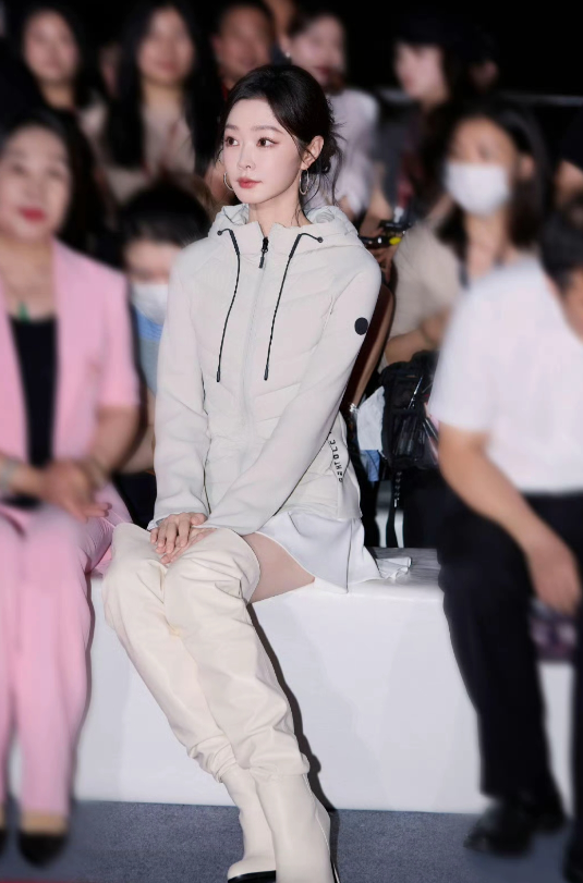 要不说还是明星厉害呢能忍常人不能忍虽然也不是八月热天，但是也不至于冬天就来