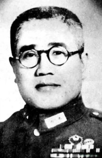 1948年，廖耀湘派宪兵去枪决师长戴海容。宪兵闯进师部后，戴海容对卫兵说：“这几